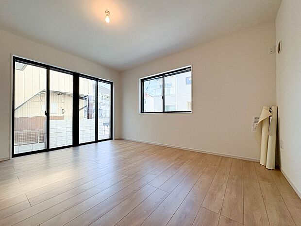 【リビング】 整然とした空間演出、快適な理想の暮らしの実現は家のみの拘りではなく、そこで暮らす方々にとって素敵な環境であることも挙げられると思います。四季折々の変化が奏でる鼓動を楽しんで下…