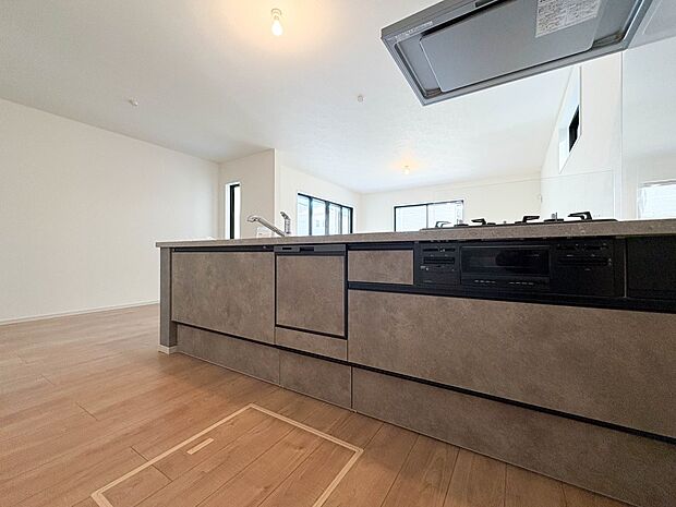 【カウンターキッチン】リビングにいるお子様と会話をしながら家事ができるカウンターキッチン。いま手があいているか、忙しそうなのか相手の様子を伺いながらコミュニケーションをとる訓練にもなります。…