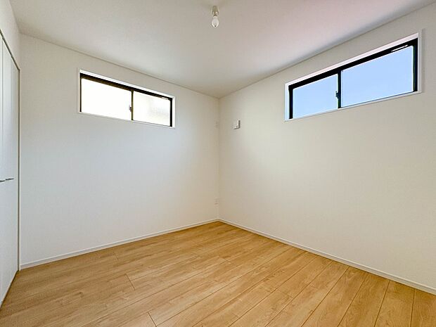 【子供部屋5.2帖】お子様のお部屋にぴったりなクロークを備えたフローリング仕様の洋室です。