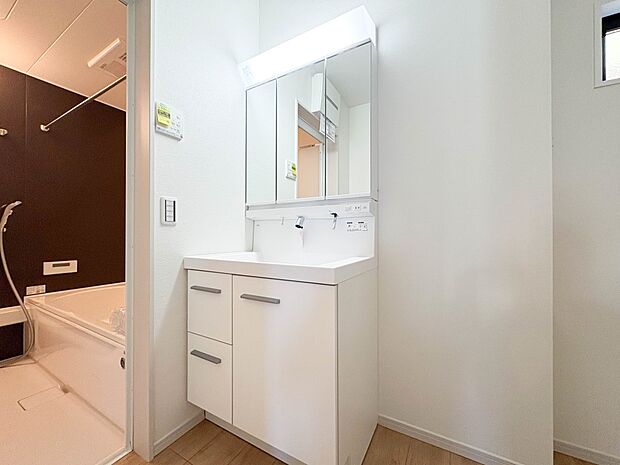 【洗面台】 十分な大きさの洗面台は、身だしなみチェックや歯磨きなど、朝の慌ただしい時間でもホテルライクなスペースで余裕とゆとりを感じて頂けます。