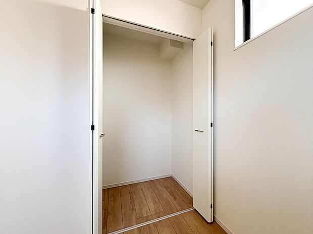 【収納】各部屋を最大限に広く使って頂ける様、全居住スペースに収納付。プライベートルームはゆったりと快適に。