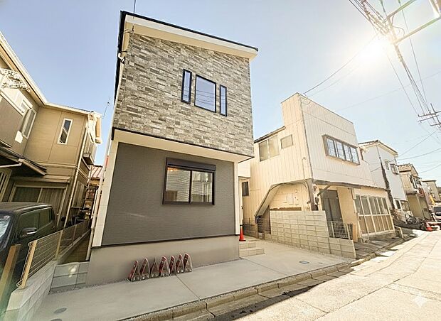 【現地外観】堂々たる趣ながら、主張し過ぎずどこか余裕を感じさせるシャープなフォルムで佇む邸宅は、晴天の空と照らし合わせる事で、本来あるべき完成形の姿を見せてくれます。