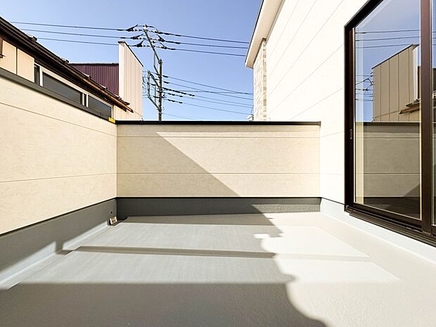 【バルコニー】バルコニーから差し込む陽光・通風は、住環境・快適性と共に有り続ける貴重な「財産」です。