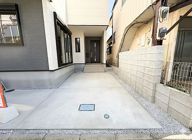 【駐車場】毎日の生活にマイカーが必須という方は、購入を検討する際、駐車場があることは大事な条件です。毎日の通勤や家族の送迎、買い物やお出かけなどクルマのある暮らしを満喫したい方は要チェック。…