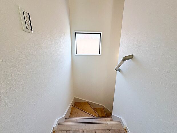 【手すり付階段】手すりがないと階段の昇り降りで危険なことはもちろん、壁に手をつきながら歩くことで壁紙が汚れやすくなります。すべての方に快適に昇り降りしていただくため、手すりを設置しました。