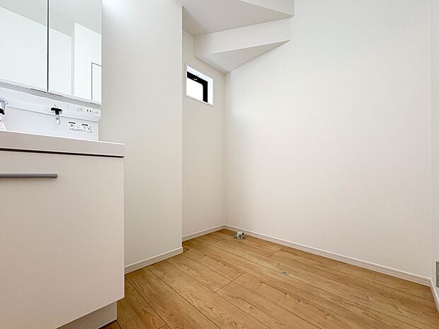 【ランドリースペース】毎日使う洗濯機。しっかりと奥行きのある置き場が確保されています。