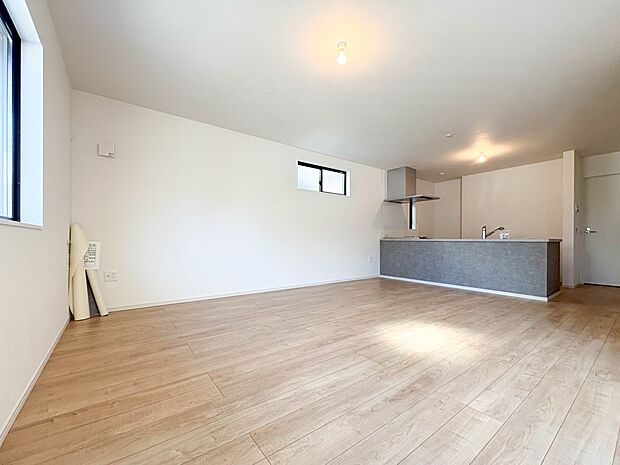 【リビングダイニング】シンプルなデザインの家は風情がある。住む人のこだわりを感じる。外観も内装もいたってシンプル。居心地がよく、家事や趣味、子育てなどにも集中できる。家も人間も熟成するほどシ…