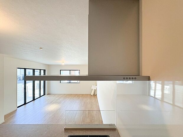 【ダイニングキッチン】会話でホッとコミュニケーションできるリビング。料理でホッとハピネスになるキッチンなど。人をホッとさせる最新設備・仕様を採用しています。