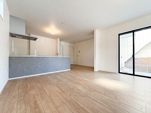 【ダイニング】忙しい朝でも家族揃って食事をしたいゆとりあるダイニングスペース。