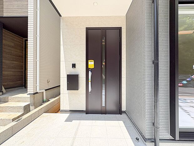 2号棟【玄関】家の顔となる玄関は、高いデザイン性が求められます。高級感と断熱性、防犯性に優れた玄関ドアを標準装備。ピッキング対策のセキュリティサムターン等、防犯に考慮しました。