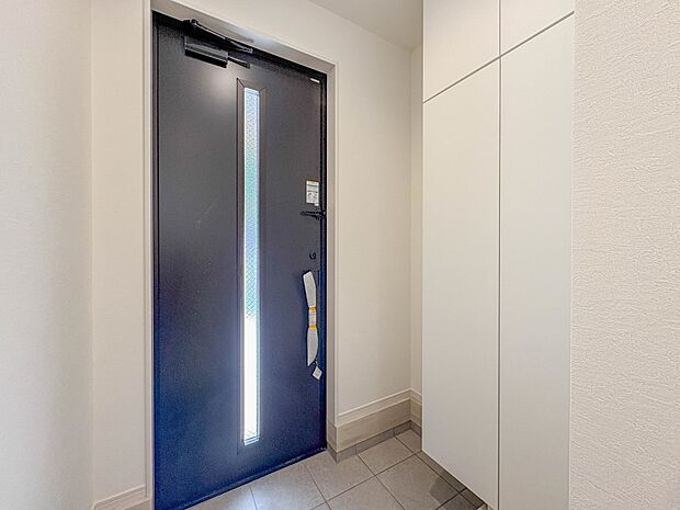 2号棟【玄関】玄関はおうちの顔と言われます。玄関アプローチは、外観デザインの印象を左右します。ご家族の個性を出しながら、素敵な玄関でお客様をお迎えしてください。