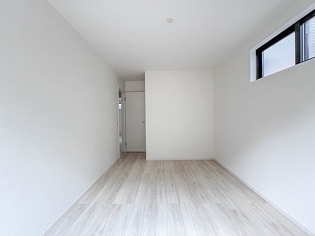 2号棟【寝室8.5帖】シンプルな内装はおしゃれのポイントです。シンプルは華美より飽きがこないからです。色や模様でおしゃれ感をだす。それがシンプルイズビューティーです。