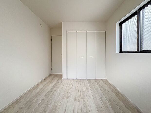 2号棟【洋室5.2帖】お子様のお部屋にぴったりなクロークを備えたフローリング仕様の洋室です。