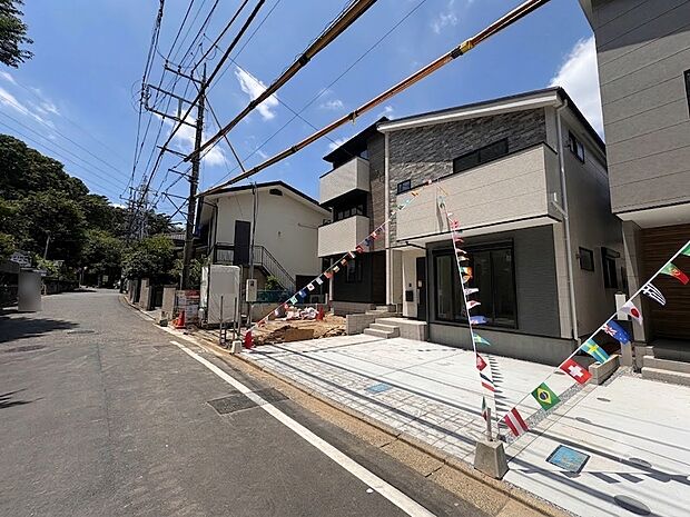 2号棟【前面道路5.25m】家の前をまっすぐの通りが走っている。クルマは少なく、人々は毎朝、ウォーキング、ジョギング、犬の散歩など、フリーな朝時間を過ごしている。