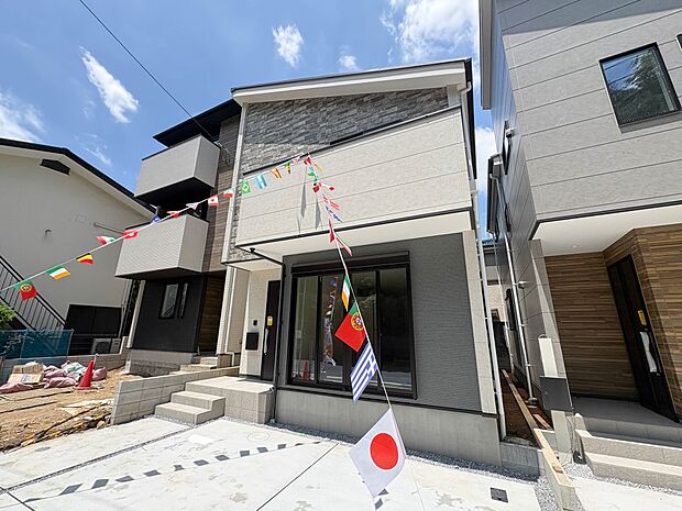 2号棟【現地外観】こちらの物件に少しでもご興味がありましたら、お気軽にお電話下さい。ネット上で「見えない物」「わからない事」でも、実際にご見学いただくことで、手に取るようにおわかりいただける…