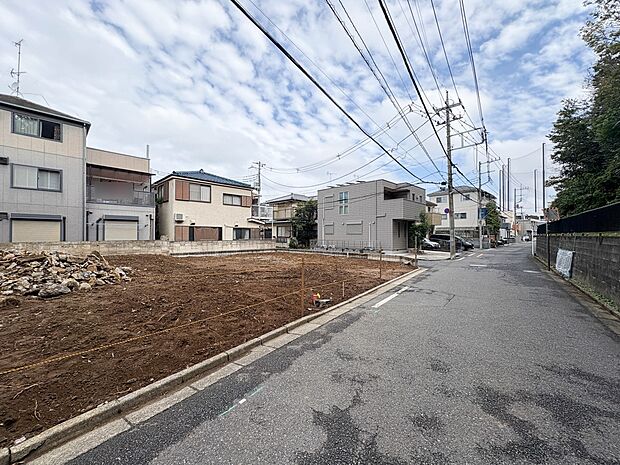 2号棟【前面道路5.25ｍ】家の前をまっすぐの通りが走っている。クルマは少なく、人々は毎朝、ウォーキング、ジョギング、犬の散歩など、フリーな朝時間を過ごしている。