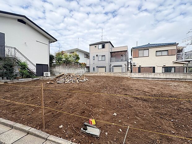 2号棟【現地外観】こちらの物件に少しでもご興味がありましたら、お気軽にお電話下さい。ネット上で「見えない物」「わからない事」でも、実際にご見学いただくことで、手に取るようにおわかりいただける…