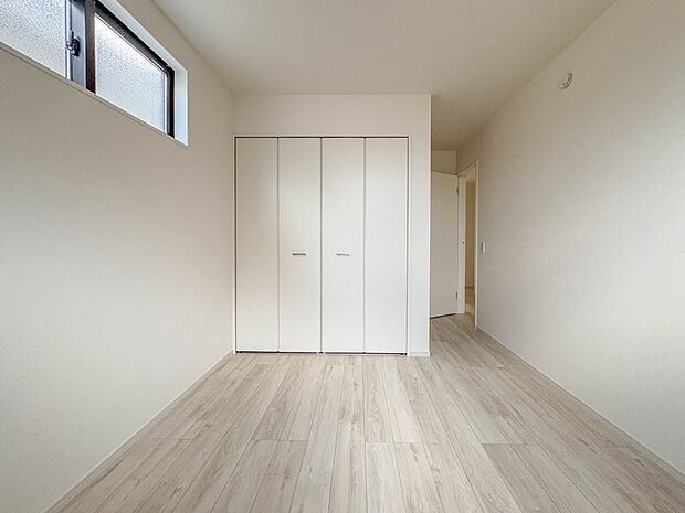 2号棟【洋室5.7帖】充実した生活は伸びやかな居室空間から始まります。快適に・伸びやかに。心の潤いを求める方々へ。