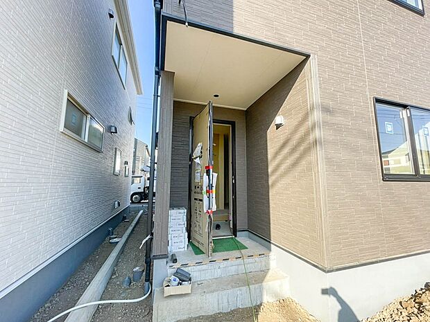 【玄関】家の顔となる玄関は、高いデザイン性が求められます。高級感と断熱性、防犯性に優れた玄関ドアを標準装備。ピッキング対策のセキュリティサムターン等、防犯に考慮しました。
