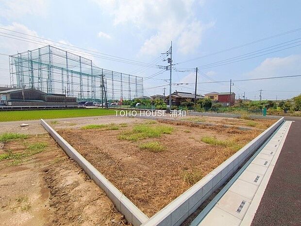 【現地外観】家族の温かさと陽光の暖かさ、楽しい毎日と明るい未来を予感させる「空間が織り成すひとつ先の住み心地」を演出します。