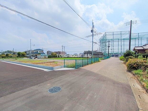 【前面道路】家の前をまっすぐの通りが走っている。クルマは少なく、人々は毎朝、ウォーキング、ジョギング、犬の散歩など、フリーな朝時間を過ごしている。