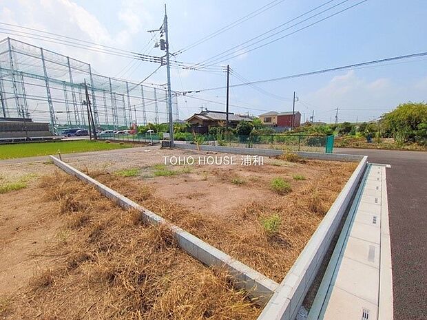 【現地】陽当りが良いと、洗濯物が乾きやすいですし、湿気やカビの心配も減るので快適です。寒い冬の日でも、日差しが届くと家の中が暖かくなりますね。