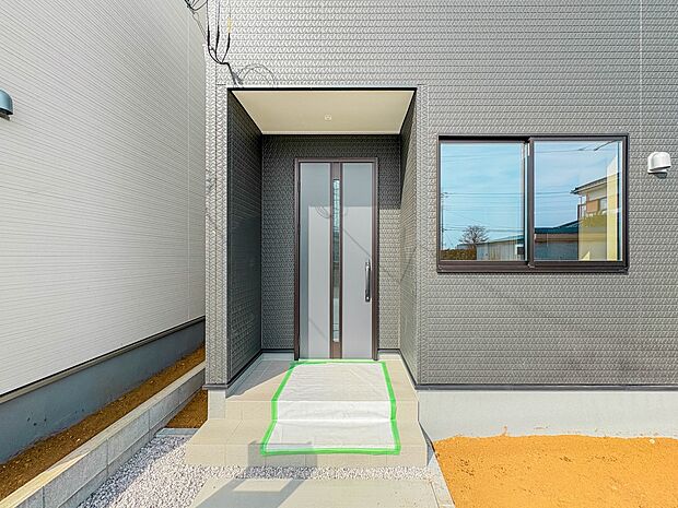 【玄関】家の顔となる玄関は、高いデザイン性が求められます。高級感と断熱性、防犯性に優れた玄関ドアを標準装備。ピッキング対策のセキュリティサムターン等、防犯に考慮しました。