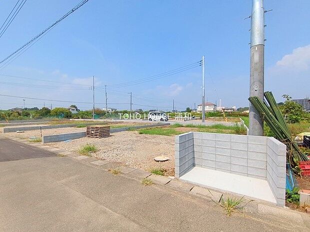 【現地】陽当りが良いと、洗濯物が乾きやすいですし、湿気やカビの心配も減るので快適です。寒い冬の日でも、日差しが届くと家の中が暖かくなりますね。