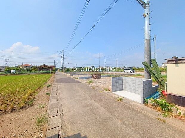 【Frontal road-前面道路-】  静かな通りに面した本物件は、落ち着いて暮らすことができます。  閑静な住宅街で比較的車の通りも少ないのでお子様も安心です。