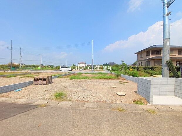 【現地外観】家族の温かさと陽光の暖かさ、楽しい毎日と明るい未来を予感させる「空間が織り成すひとつ先の住み心地」を演出します。