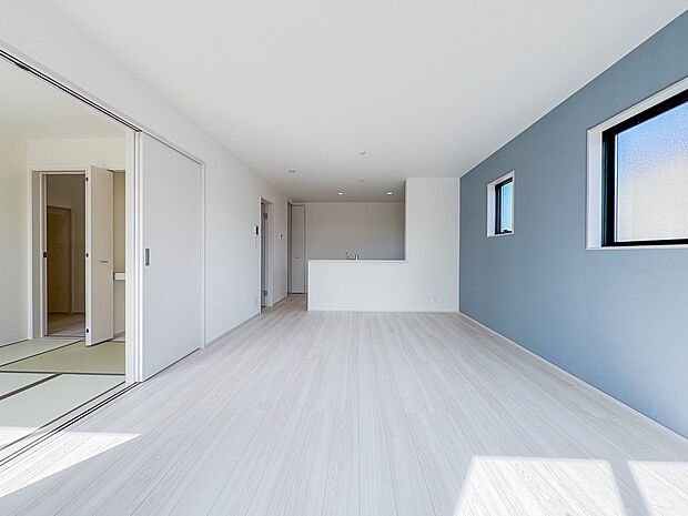 【LDK17帖+和室5帖】会話でホッとコミュニケーションできるリビング。料理でホッとハピネスになるキッチンなど。人をホッとさせる最新設備・仕様を採用しています。