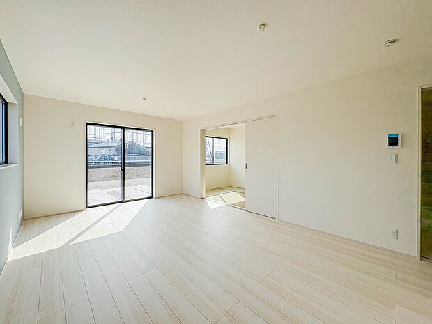 【LDK17帖+和室5帖】忙しい朝でも家族揃って食事をしたいゆとりあるダイニングスペース。