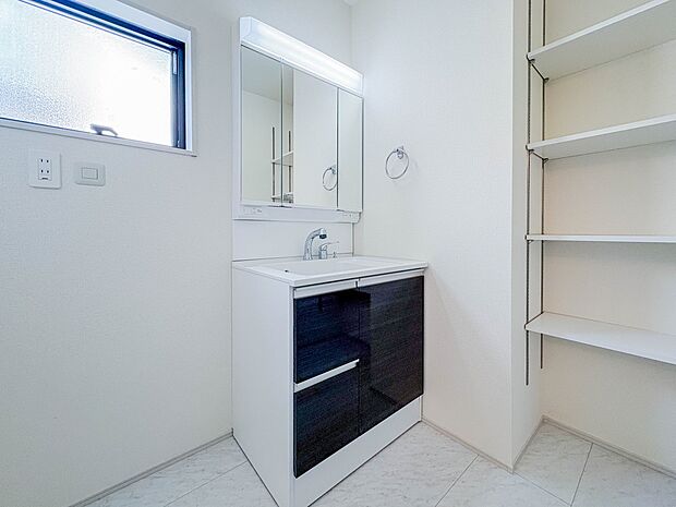 【脱衣所】洗面所は小さなプライベートスペース。歯磨き、洗顔と毎日施す個人空間。