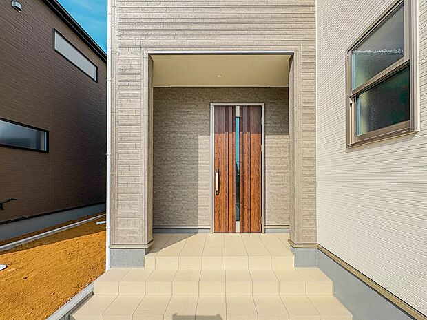【玄関】家の顔となる玄関は、高いデザイン性が求められます。高級感と断熱性、防犯性に優れた玄関ドアを標準装備。ピッキング対策のセキュリティサムターン等、防犯に考慮しました。