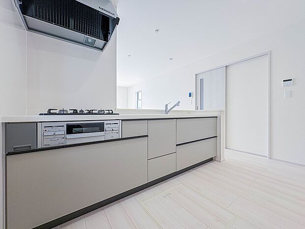 【キッチン】ナチュラルな自然光の中での調理。会話が弾む対面型キッチン。お洒落な食器類を余裕で収納できるスペース。動きやすい女性目線のキッチン動線。これからはお料理をつくる時間が劇的に変わりま…