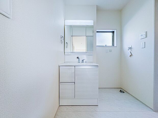 【三面鏡洗面化粧台】 ミラーを手前に引けば、楽な姿勢で髭剃りやメイクができます。合わせ鏡にすればヘアスタイルのチェックもラクラク。洗面化粧台のミラー裏にはたっぷり入る収納スペースを設けてい…