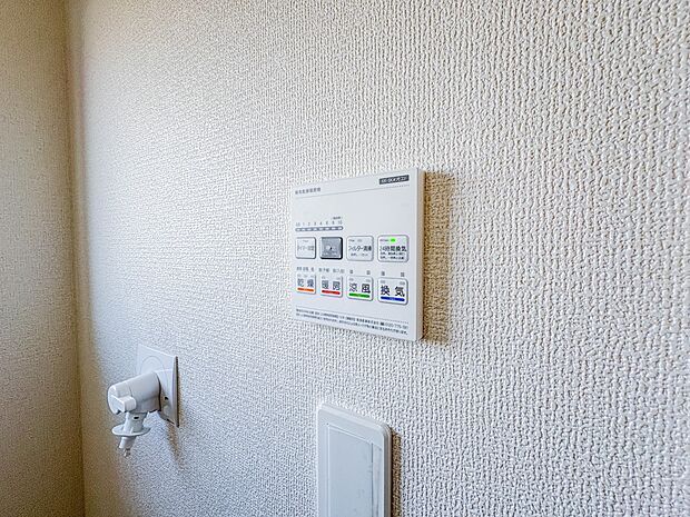 【浴室暖房乾燥機】 雨の日の部屋干しは乾きにくく、生乾きの臭いが気になります。浴室暖房乾燥機があればそんな心配はいりません。換気や暖房機能もあるのでカビの発生や寒い日のヒートショックも防ぎ…