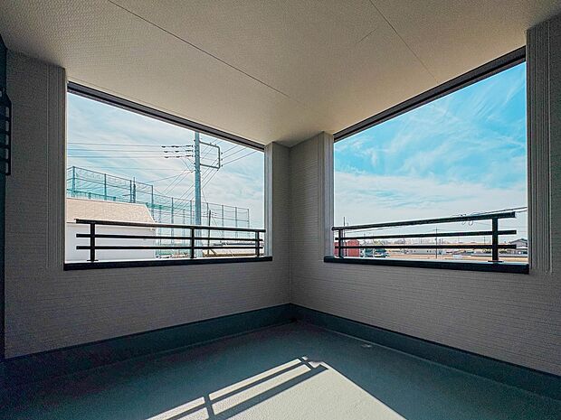 【バルコニー】 バルコニーから差し込む陽光・通風は、住環境・快適性と共に有り続ける貴重な「財産」です。