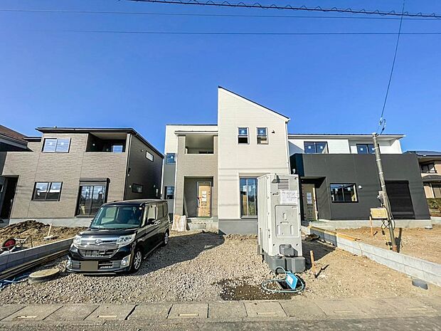 【駐車場】毎日の生活にマイカーが必須という方は、購入を検討する際、駐車場があることは大事な条件です。毎日の通勤や家族の送迎、買い物やお出かけなどクルマのある暮らしを満喫したい方は要チェック。…