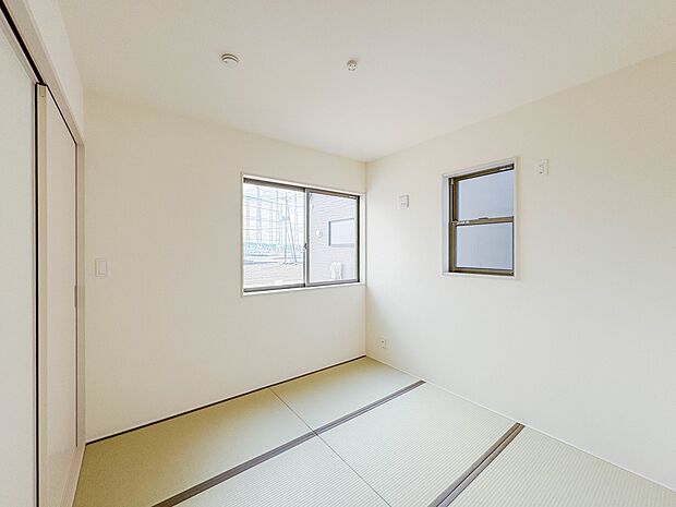 【和室4.5帖】 畳には音を吸収する作用があるので、元気いっぱいのお子さんの遊び場所として、最適な空間となるでしょう。また、クッション性があるのでお子さんが転んでケガをするリスクを軽減して…