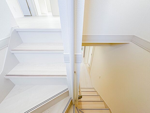 【手すり付階段】手すりがないと階段の昇り降りで危険なことはもちろん、壁に手をつきながら歩くことで壁紙が汚れやすくなります。すべての方に快適に昇り降りしていただくため、手すりを設置しました。