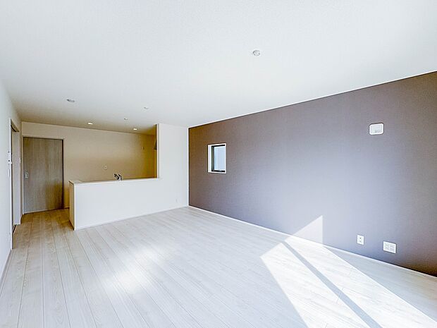 【LDK16帖+和室4.5帖】シンプルなデザインの家は風情がある。住む人のこだわりを感じる。外観も内装もいたってシンプル。居心地がよく、家事や趣味、子育てなどにも集中できる。家も人間も熟成す…