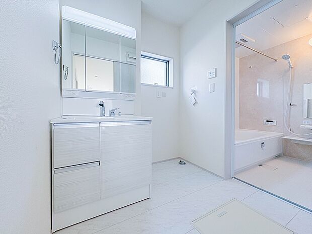 【脱衣所】洗面所は小さなプライベートスペース。歯磨き、洗顔と毎日施す個人空間。