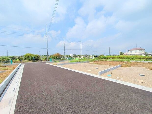 【前面道路-幅員6ｍ-】車の通行が少ないので、静かな住環境を維持することができます。