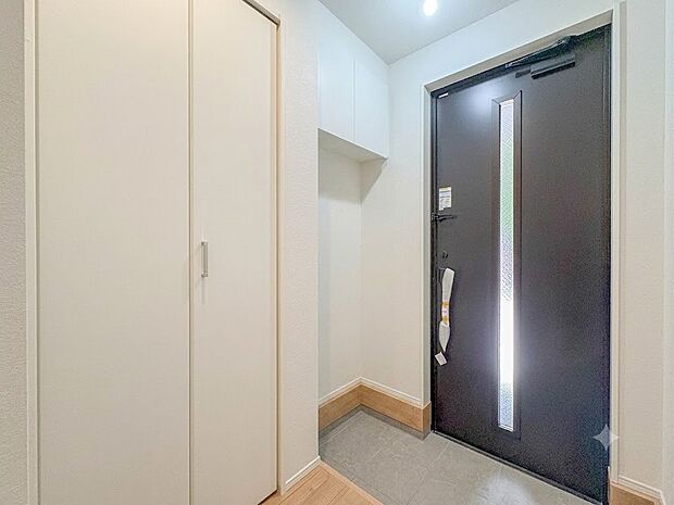 1号棟【玄関】玄関はおうちの顔と言われます。玄関アプローチは、外観デザインの印象を左右します。ご家族の個性を出しながら、素敵な玄関でお客様をお迎えしてください。