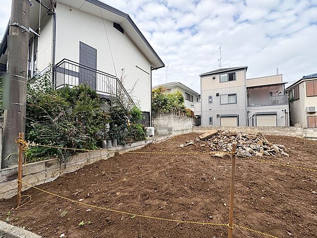 1号棟【現地外観】家族の温かさと陽光の暖かさ、楽しい毎日と明るい未来を予感させる「空間が織り成すひとつ先の住み心地」を演出します。