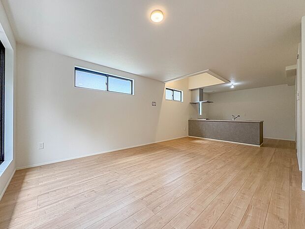 1号棟【LDK19.8帖】会話でホッとコミュニケーションできるリビング。料理でホッとハピネスになるキッチンなど。人をホッとさせる最新設備・仕様を採用しています。