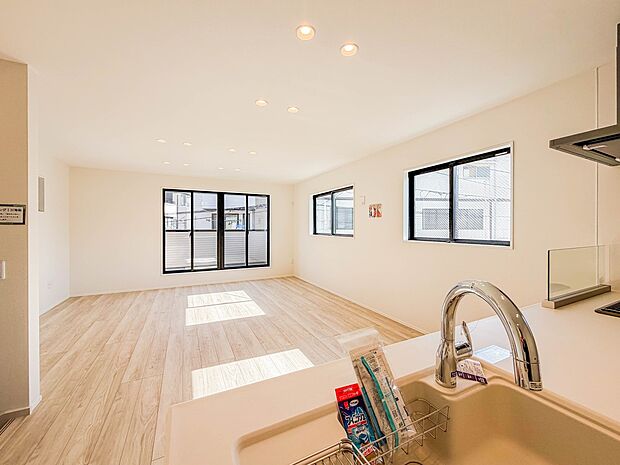 【リビング】光が溢れ、風も溢れ、居心地のよい住空間、自然体で過ごせる住空間にリビングを。それは住むというシンプルなカタチをどこまでも追求してきた結果です。新築の厳かな居住性を身体全体で感じて…