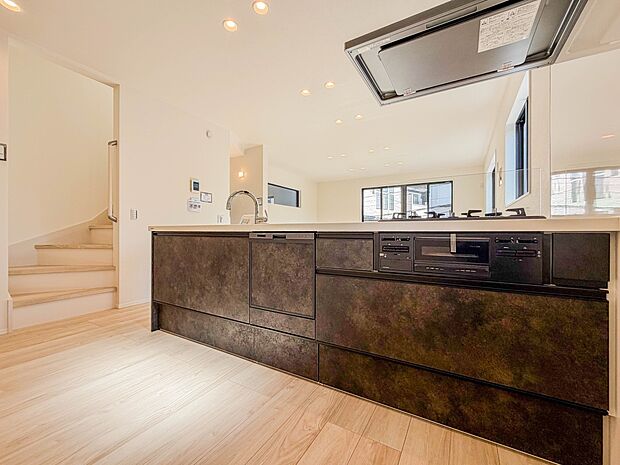 【カウンターキッチン】リビングにいるお子様と会話をしながら家事ができるカウンターキッチン。いま手があいているか、忙しそうなのか相手の様子を伺いながらコミュニケーションをとる訓練にもなります。…