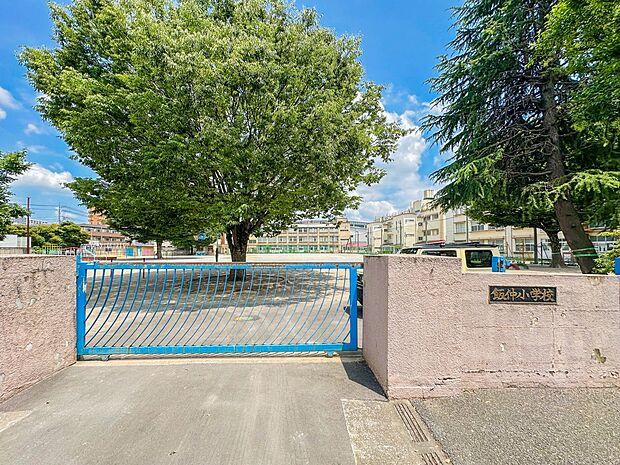 小学校 170m 川口市立飯仲小学校(飯仲小学校(たくましさ、やさしさ、まじめさを大切にした教育目標をもつ学校です。グランドで子どもたちが走り回り遊びまわり、元気があふれる学校、全教職員がひ…